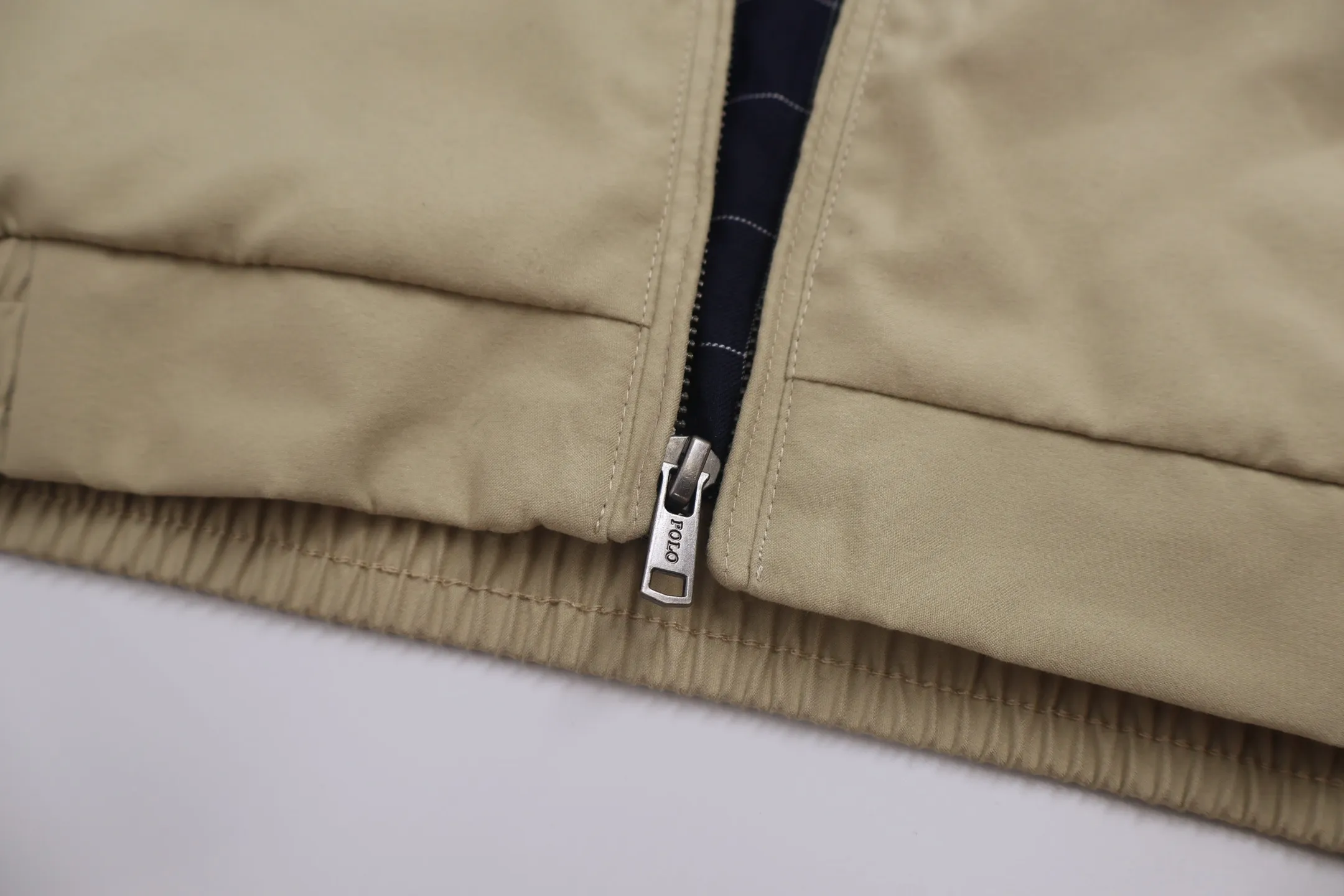P590 [Exclusive supply] Ralph Lauren embroidered zipper jacket (khaki), custom-made cotton fine twill elegant fabric, soft and silky, comfortable and close to the skin, with khaki as the base color, soft and unobtrusive. Adopt imported machine embroidery technology, use advanced computer control system and precision mechanical components to achieve the iconic pony embroidery operation with high precision and smooth and delicate lines. Template machine bag opening The preset template guides the position, shape and size of the bag opening. The accuracy ensures the quality of the bag opening effect. The infrared positioning cutting machine uses an infrared transmitter and an infrared receiver to achieve precise positioning of materials. The accuracy can reach the micron level, thereby meeting the effect of high-precision cutting of plaid alignment. The fabrics have been carefully washed and have a better feel and texture. They are not easy to deform, shrink or fade, and maintain long-term beauty. Accessories customized 1:1 Ralph Lauren horn buckle. Size:S-M-L-XL